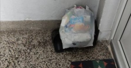 Objavio sliku ispred stana u zgradi i izazvao lavinu komentara: "Je li i kod vas ovako komšije?