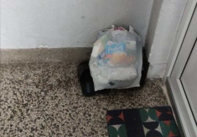 Objavio sliku ispred stana u zgradi i izazvao lavinu komentara: "Je li i kod vas ovako komšije?