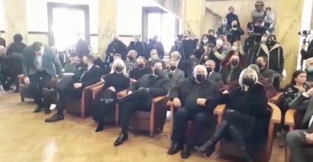 KOMEMORACIJA MARINKU ROKVIĆU: Snahe pokojnog pjevača zavijene u crno, sve vrijeme uz Marka i Nikolu