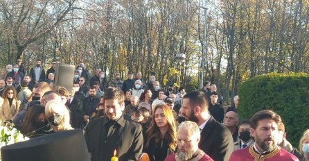 NAJTEŽA JE MUŠKA SUZA: Sin Nikola slomio se, zaplakao nad očevim kovčegom, ona ga sve vrijeme držala (FOTO)