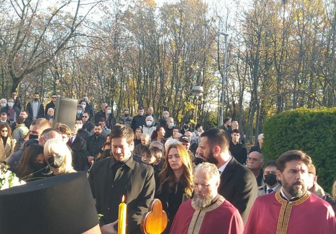 NAJTEŽA JE MUŠKA SUZA: Sin Nikola slomio se, zaplakao nad očevim kovčegom, ona ga sve vrijeme držala (FOTO)