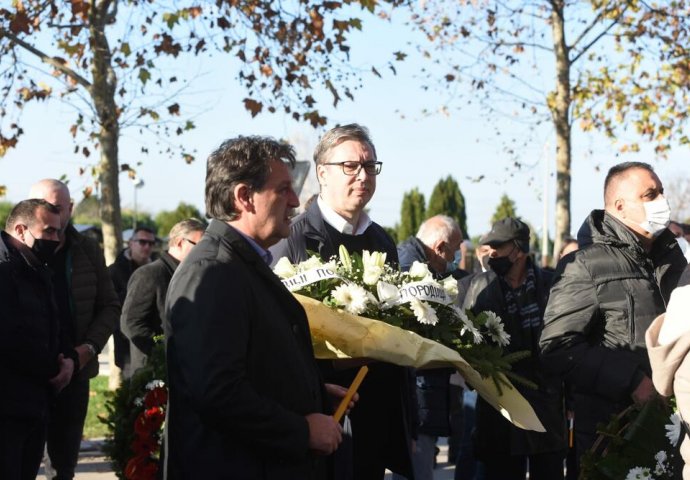 I VUČIĆ STIGAO NA SAHRANU MARINKU ROKVIĆU: Donio veliki vijenac na kojem su pisale dvije riječi