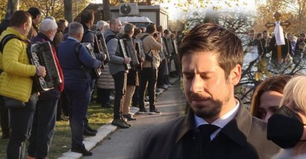 Volio je harmoniku, ona ga je i ispratila: Harmonikaši posljednji put Marinku odsvirali "Jedina moja"