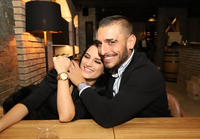 DARKO LAZIĆ DOBIO IZNENAĐENJE OD BARBARE, A ONDA UGLEDAO PORUKU: Svi pucaju od smijeha (FOTO)