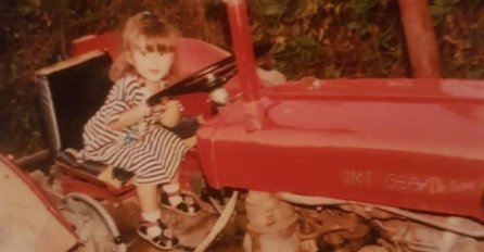 NEKADA U TRAKTORU, A DANAS SAMO U SKUPOCJENIM AUTOMOBILIMA: Prepoznajete li SRPSKU PJEVAČICU SA SLIKE?