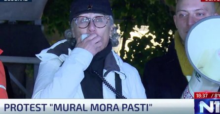 Završen protest „Mural mora pasti“: Mladićev lik i dalje ostaje na zgradi