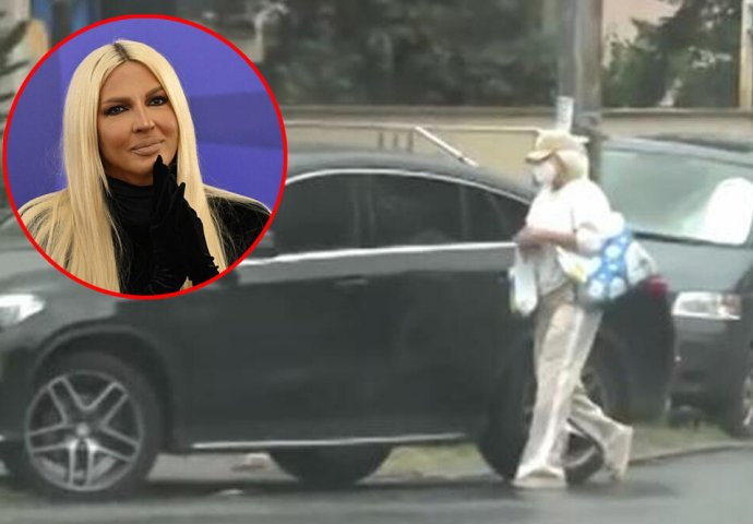 KARLEŠA U ŠIROKOJ TRENERCI OTIŠLA U PRODAVNICU: Bez šminke i sa zavezanom kosom, EVO KAKO IZGLEDA IZBLIZA (FOTO)