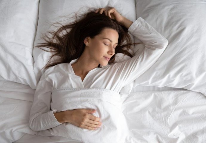 NEUROPSIHIJATAR OTKRIVA: Šta poza u kojoj najčešće spavate govori o vama?