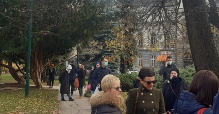 Mirni protesti ispred zgrade Vlade KS: Sarajlije daju podršku porodici male Džene Gadžun