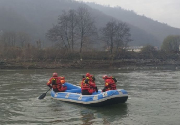 Spasioci i danas tragaju za radnikom koji je nestao u rijeci Bosni