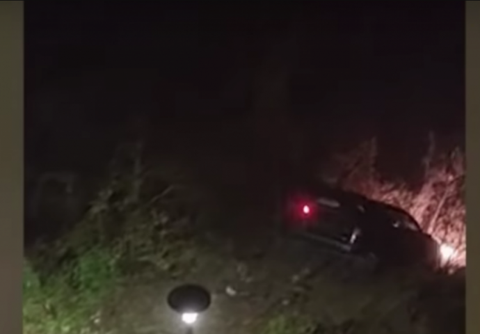 Pojavio se snimak nakon pucnjave u Foči: Pogledajte kako osumnjičeni muškarci guraju automobil u Drinu (VIDEO)