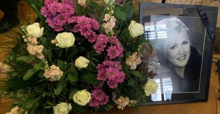POČELA KOMEMORACIJA MERIMI NJEGOMIR: Kćerka Ljubica skrhana bolom zbog smrti majke, NJIH DVIJE PLAČU ne mogu da sakriju suze i tugu!