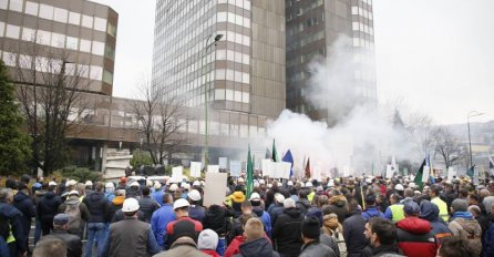 Stotine rudara na protestima ispred Vlade FBiH, ori se 'lopovi', Džindiću okrenuli leđa