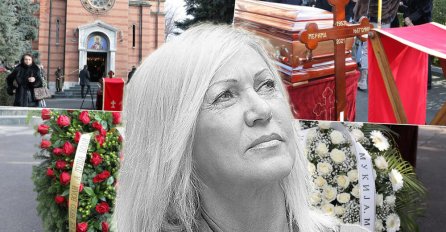 SAHRANA MERIME NJEGOMIR: Kćerke i sin SLOMLJENI, donijeli vijenac sa POTRESNOM PORUKOM (FOTO)