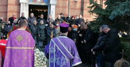 POZLILO JOJ, BRAT I SESTRE JE PRIDRŽAVAJU: Merimina kćerka nije mogla da izdrži, slomila se prije sahrane