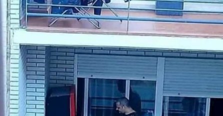 NEKO JE USLIKAO OVOG TIPA I SAD SE SVI SMIJU: Možete li vjerovati šta drži na balkonu? HIT SLIKA SA BALKANA