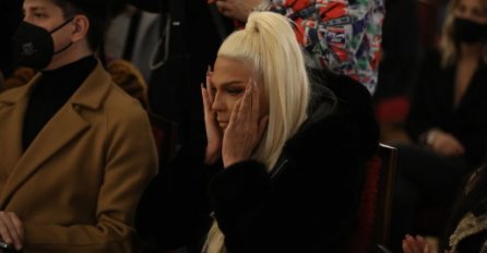 KARLEUŠA SE SLOMILA NA DANAS KOMEMORACIJI, NIJE MOGLA ZAUSTAVITI SUZE: Dragana Mirković je držala za ruku, potresne slike (FOTO)