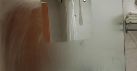 TRIK DA VAM OGLEDALO U KUPATILU NIKADA NE ZAMAGLI, ma koliko dugo se tuširali: Kako ovo ranije nismo znali?