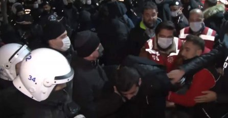 Erdogan tvrdi kako je u toku "ekonomski rat za neovisnost", ali inflacija galopira, vrijednost lire propada, demonstracije počinju na ulicama Istanbula i Ankare, a nemir se osjeća i u redovima njegove stranke