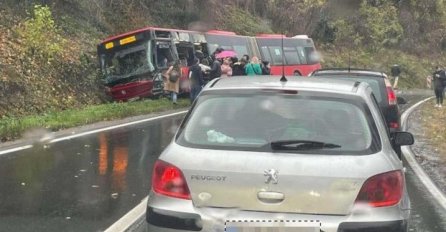 Prevrnuo se autobus kod Beograda: Više povrijeđenih, putnici izlazili kroz prozor