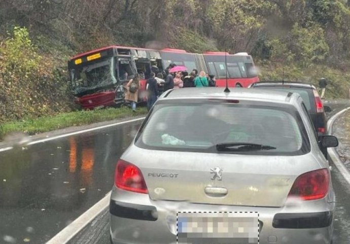 Prevrnuo se autobus kod Beograda: Više povrijeđenih, putnici izlazili kroz prozor