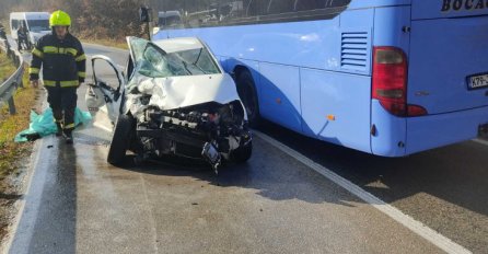 Teška nesreća u BiH: U žestokom sudaru autobusa i automobila poginula jedna osoba