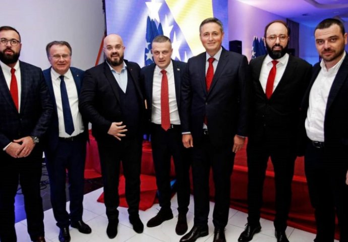 Bećirović odgovorio Stevandiću: Sinoć niko nije ponižen, sinoć je bila manifestacija dostojanstva, tolerancije, uvažavanja, solidarnosti i mira