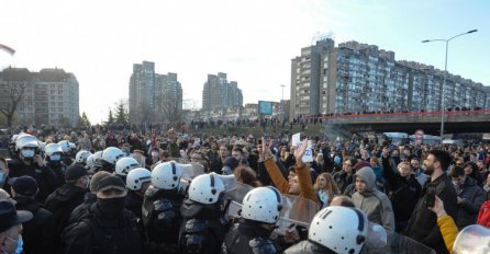 Protesti u Srbiji: Sukobi s policijom, blokade puteva i mostova