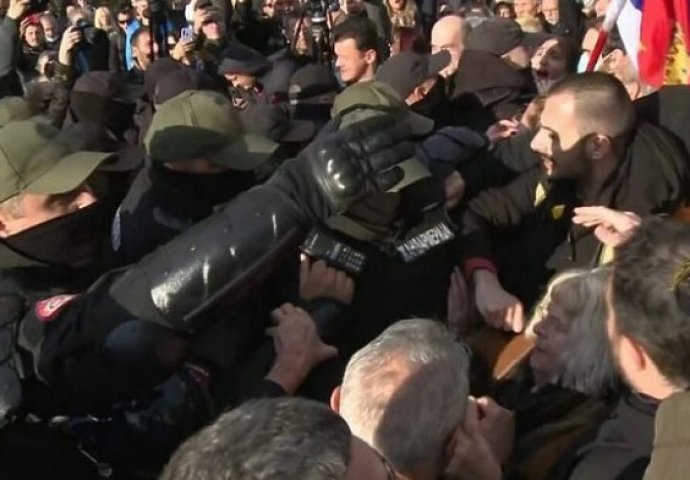Aktivisti se sukobili s policijom u Novom Sadu, uhapšeno najmanje osam osoba
