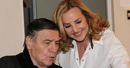 Ove stihove je Ana Bekuta posvetila Mrki, riječi opisuju njihov odnos: "Za jučer, sad i zauvijek ostani lijek"