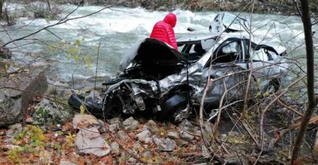 Automobilom sletjeli u kanjon Morače: Poginula jedna osoba