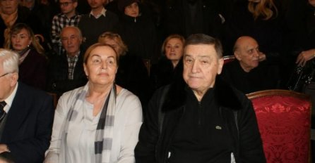 TUŽAN SKUP ISPRED KUĆE ANE I MILUTINA, OBJAVLJEN TUŽAN DETALJ: Prijatelji se skupili, ono šta su zatekli u stanu sve je rasplakalo (FOTO)