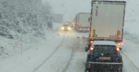 Snijeg izazvao haos na bh. cestama: Kolaps preko Nišića, Kupresa, Bradine...