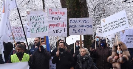 Protesti sindikata ispred Vlade KS: "Edine Forto, danas smo fini, sljedeći put plakat ćeš Dini"