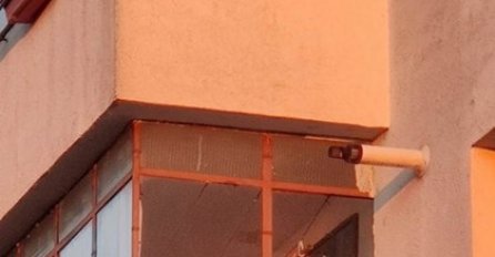 PA OVO JE HIT, POGLEDAJTE ŠTA JE ČOVJEK USLIKAO NA KOMŠIJINOM BALKONU: "OVO samo na Balkanu možete vidjeti" 