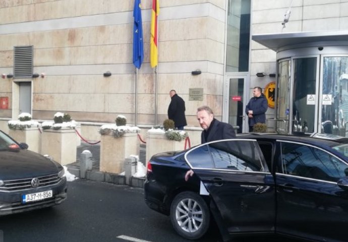 Novi krug pregovora: Čović i Izetbegović stigli u zgradu Delegacije EU