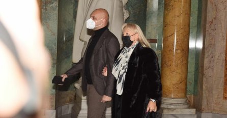 ŠAULIĆI STIGLI NA KOMEMORACIJU POSVEĆENU MRKI: Goca sva u crnini došla sa sinom Mihajlom da kaže posljednje zbogom (FOTO)