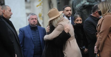 BEKUTA SE SLOMILA KAD JE UGLEDALA JELENU KARLEUŠU: Suze na Novom groblju, JK ne može da sakrije TUGU (FOTO)