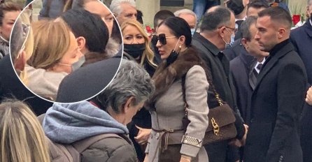 CECA RAŽNATOVIĆ STIGLA NA NOVO GROBLJE: Čvrsto zagrlila Bekutu, a crnim naočalama pokušala da sakrije tugu (FOTO)