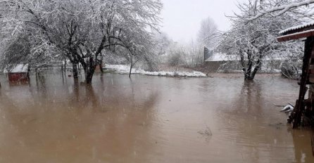 Kiša i snijeg ponovo zadali dosta problema: Voda prijeti i naseljima kod Sarajeva