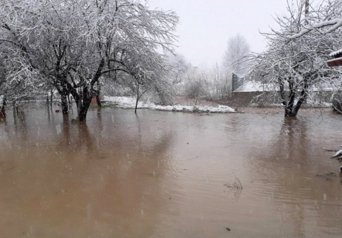 Kiša i snijeg ponovo zadali dosta problema: Voda prijeti i naseljima kod Sarajeva