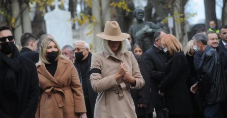 Evo zašto je Karleuša na sahrani Milutina Mrkonjića oko ruke nosila crnu traku: MNOGI SU OVO VIDJELI, A NISU ZNALI ZNAČENJE