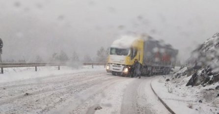 SRBIJA: Autobus sa putnicima sletio s puta kod Kremne; kolaps i ka Zlatiboru, šleper se popriječio