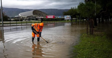 Nevrijeme u Splitu: Obilne padavine potopile gradske ulice za samo sat vremena