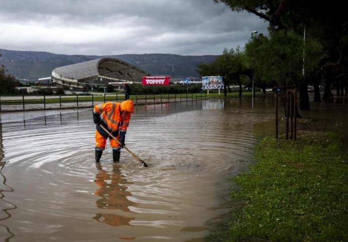 Nevrijeme u Splitu: Obilne padavine potopile gradske ulice za samo sat vremena