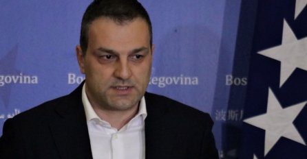 Uzunović se tereti da je organizovao dvije kriminalne grupe za izvlačenje novca iz Bosnalijeka