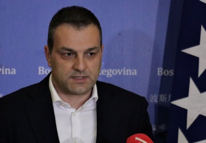 Uzunović se tereti da je organizovao dvije kriminalne grupe za izvlačenje novca iz Bosnalijeka