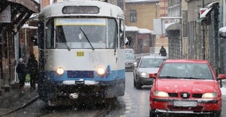 Obustavljen tramvajski saobraćaj zbog puknuća šine na Pofalićima