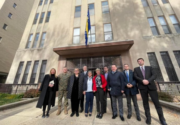 Turković u posjeti Ambasadi BiH u SAD, postavljena i nova zastava na jarbol