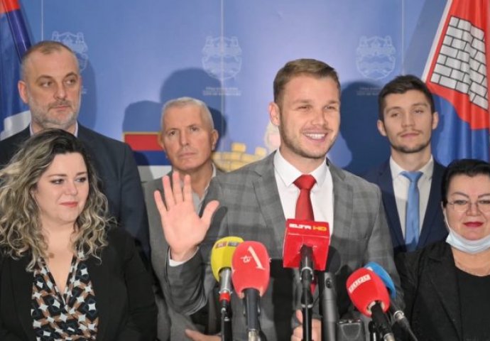 Stanivuković nasmijan i vidno raspoložen otkrio vijesti: Vrisnuo od radosti u sali nakon glasanja